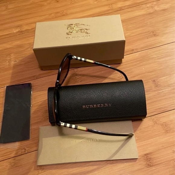 Like New Authentic Burberry Square 58mm Sunglasses - Picture 3 of 11